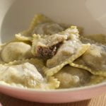 Ravioli vegani con fave, menta e parmigiano vegano