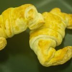 Croissant con toma d’alpeggio e noci tostate
