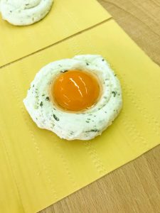 Raviolo monoporzione con tartufo e tuorlo