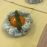 Raviolo monoporzione con asparagi