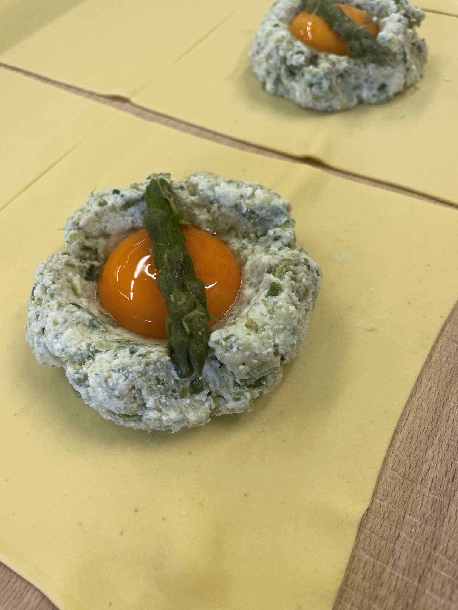 Raviolo monoporzione con asparagi